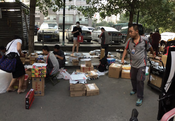 Figure&nbsp;13: Discharge currents of a smartcard charged to 500 V while lying on a metal plate, measured with different discharge plates.