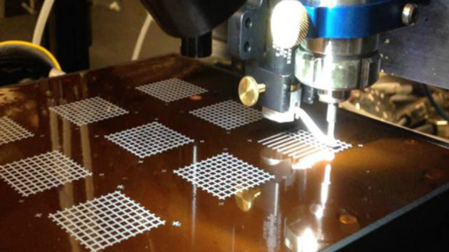 Robotic Hand Picks up Objects with Electrostatic Attraction | In Compliance Magazine