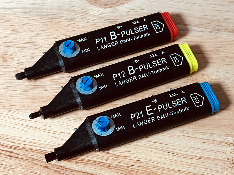 Figure 4: The Langer EMV P1 Set includes two H-field injectors (red and yellow) and an E-field injector (blue).